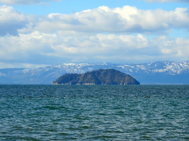 竹生島クルーズ 船で琵琶湖浮かぶ神聖な島に訪れる非日常ツアー 旅ゆら